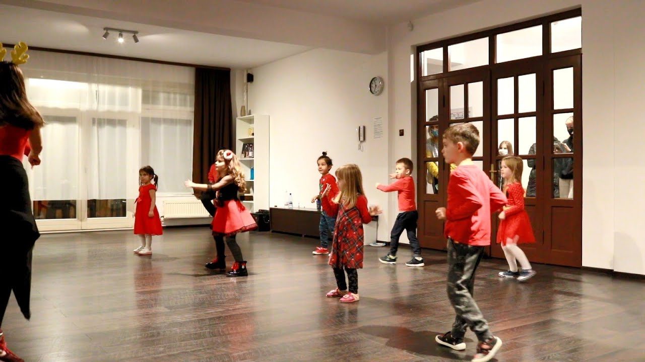 Copii exersând dansul în sala luminoasă