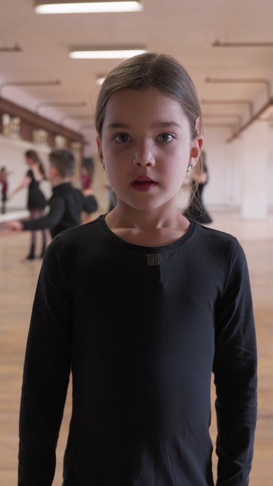 Un cuplu de adulți dansând într-o priză apropiată la un curs Spotlight
