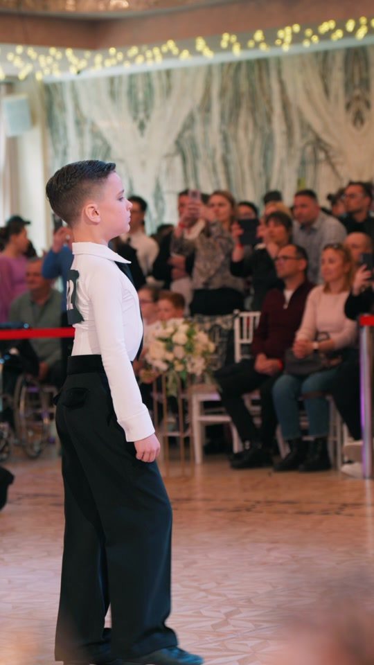 Cuplu dansând dans de societate în fața publicului