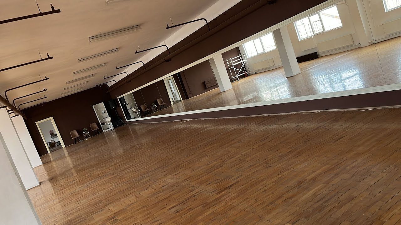 Sala mare de dans Spotlight din Târgu Mureș, cu parchet, oglinzi și ferestre înalte